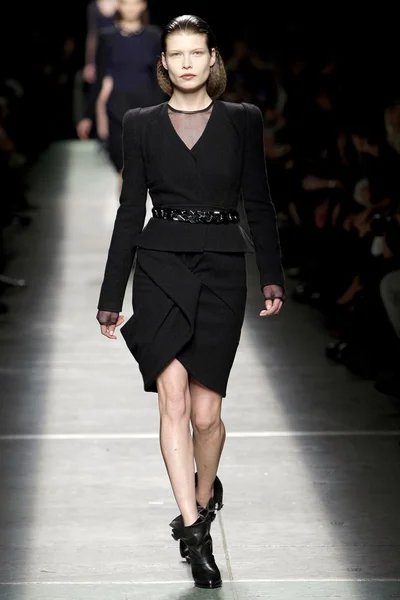 Look 16